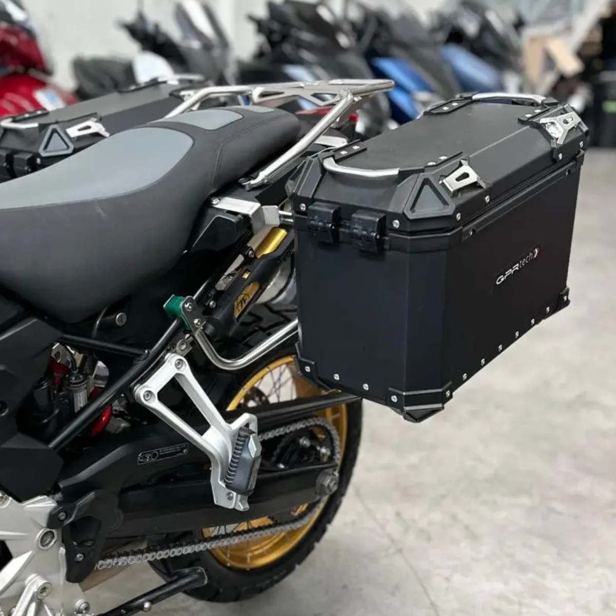 Maletas laterales GPR + Herraje especifico