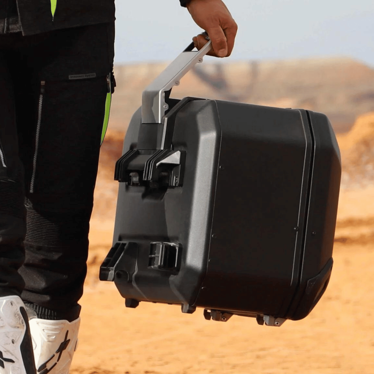 MALETAS LATERALES TR47 TERRA BLACK EDITION