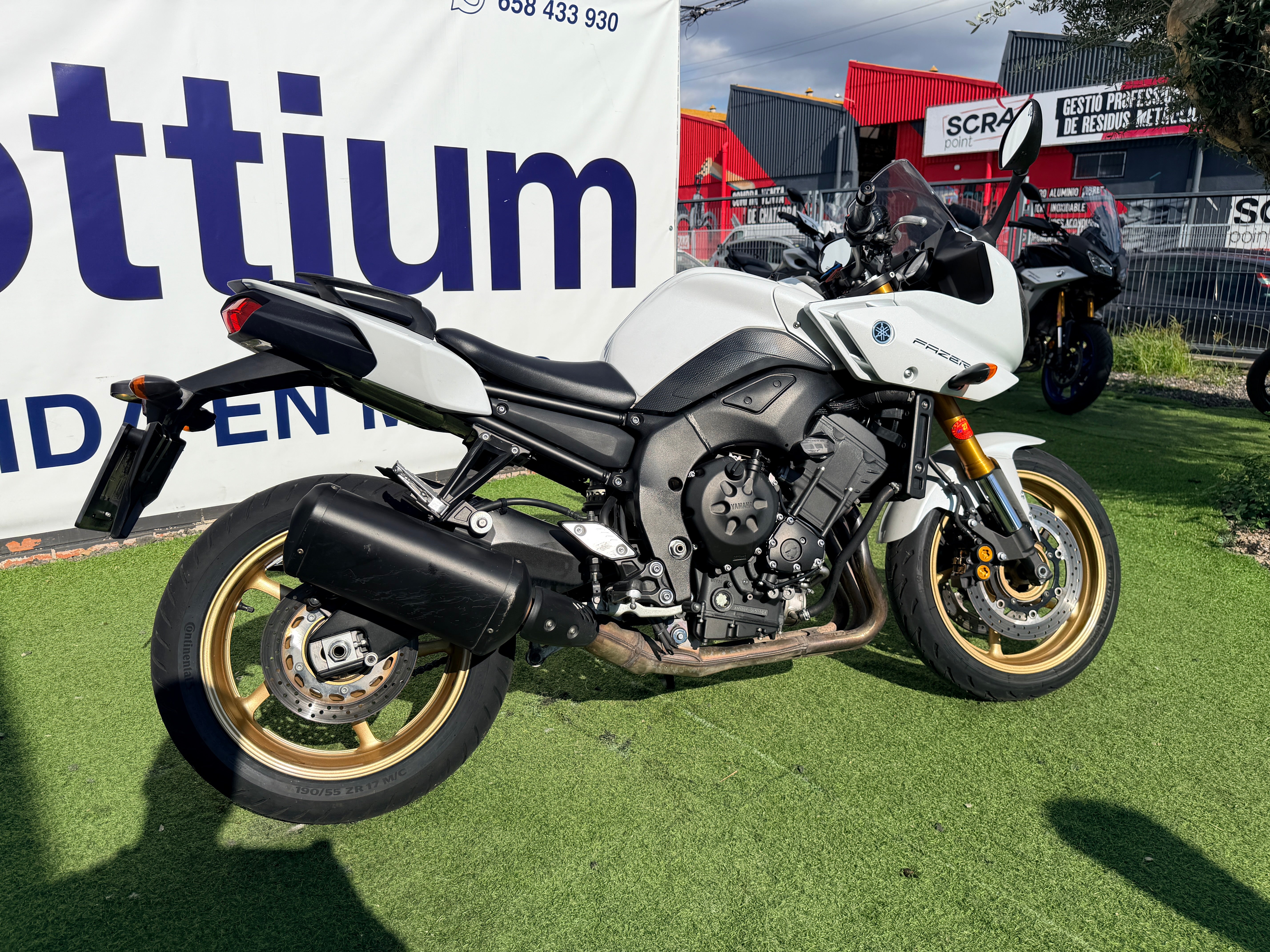 YAMAHA FAZER 8