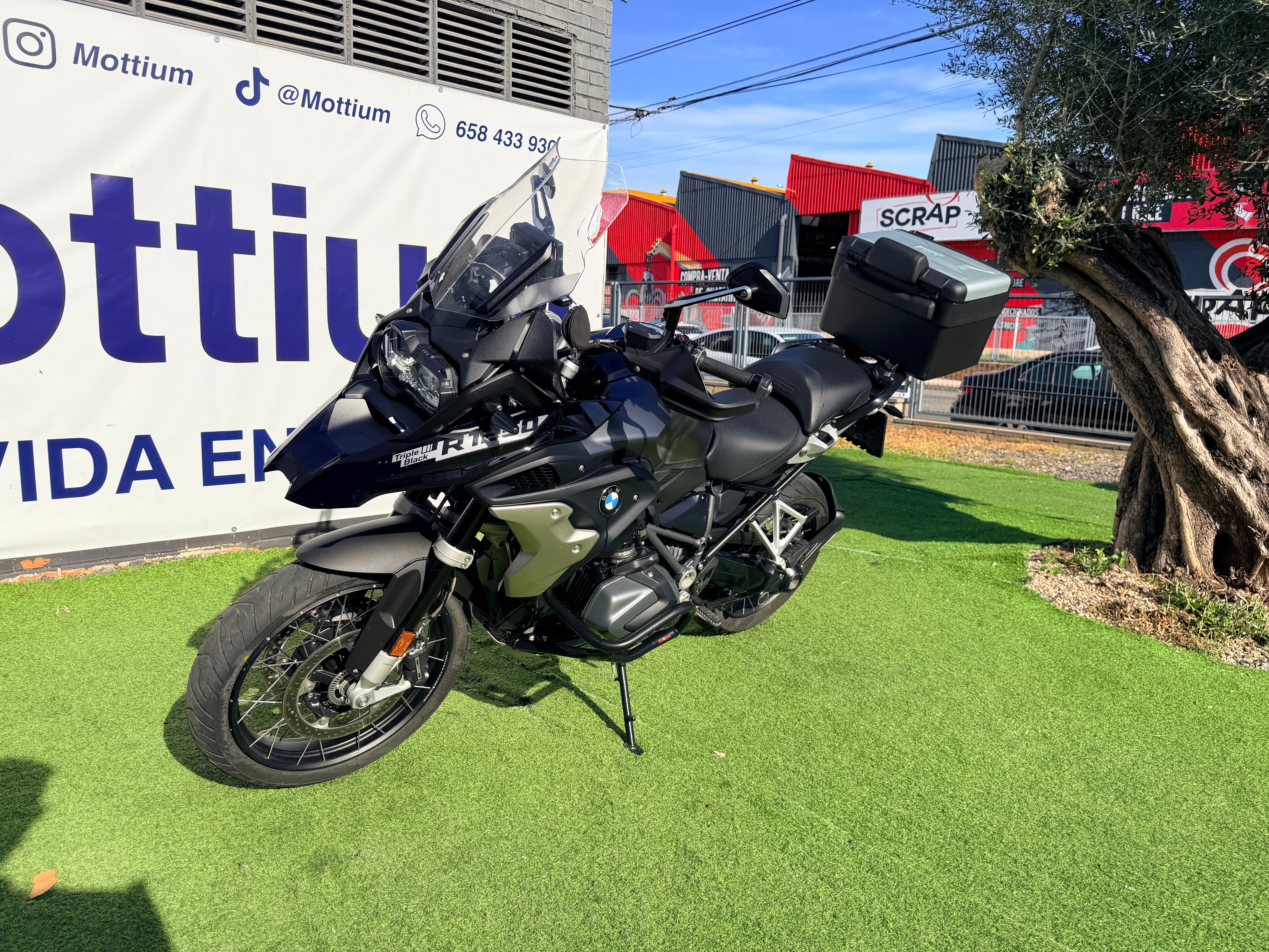 BMW R1250GS TRIPLE BLACK 1