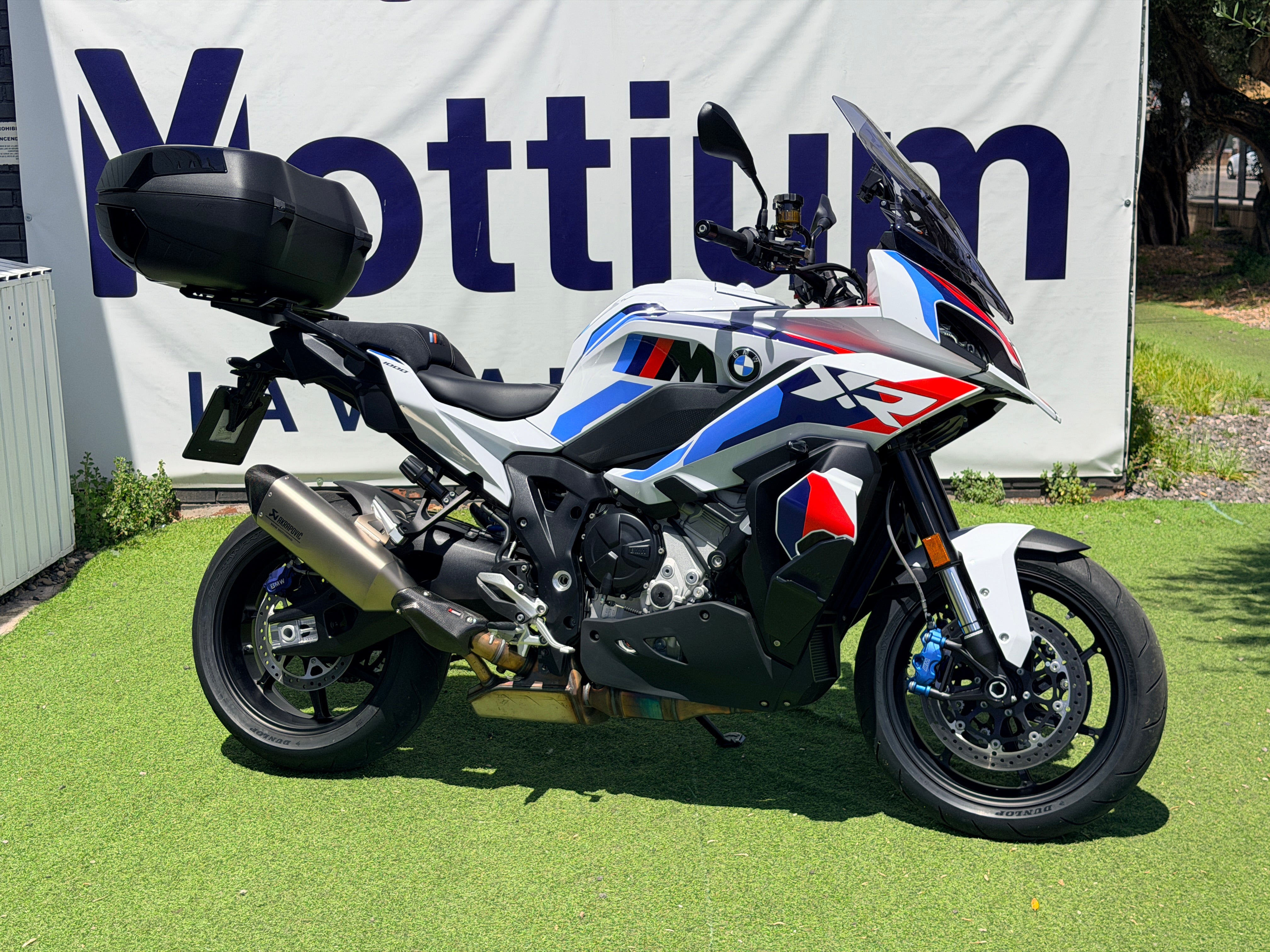 BMW M1000XR