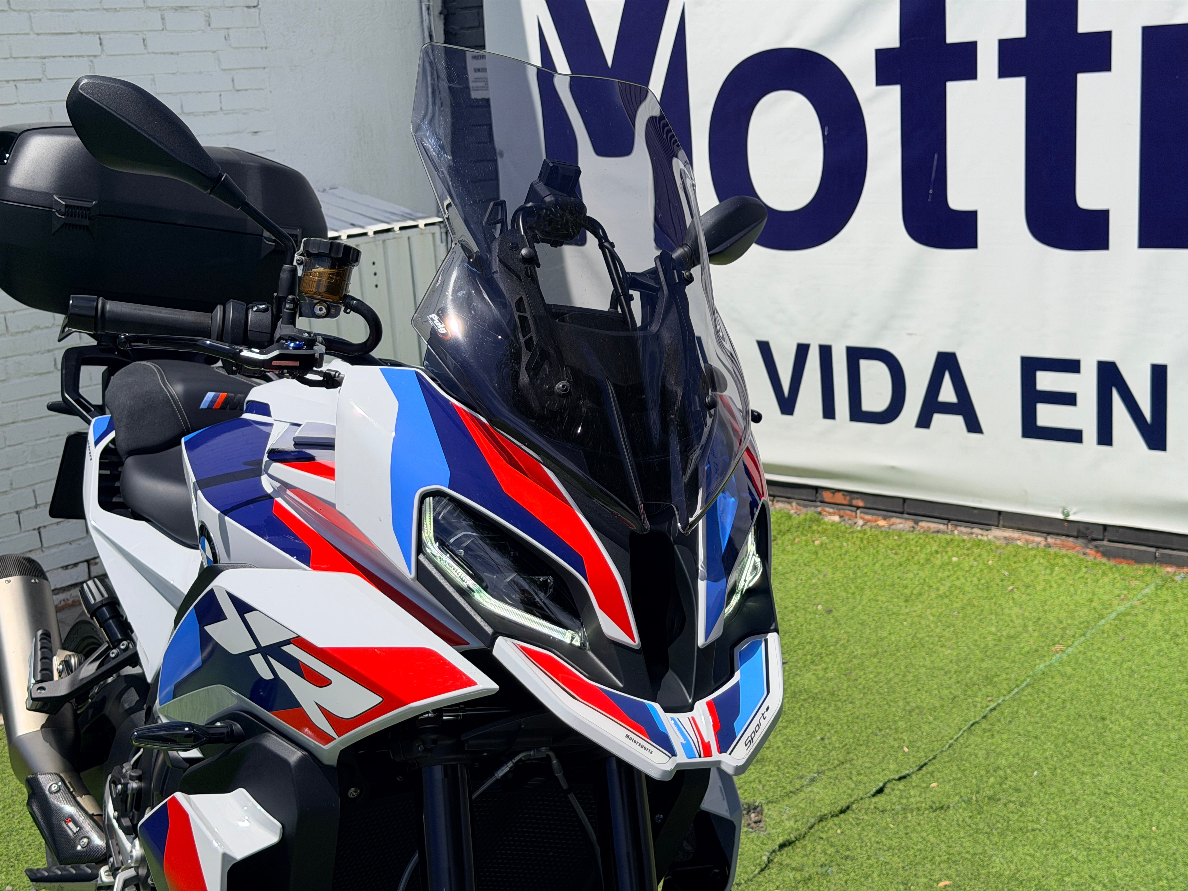 BMW M1000XR