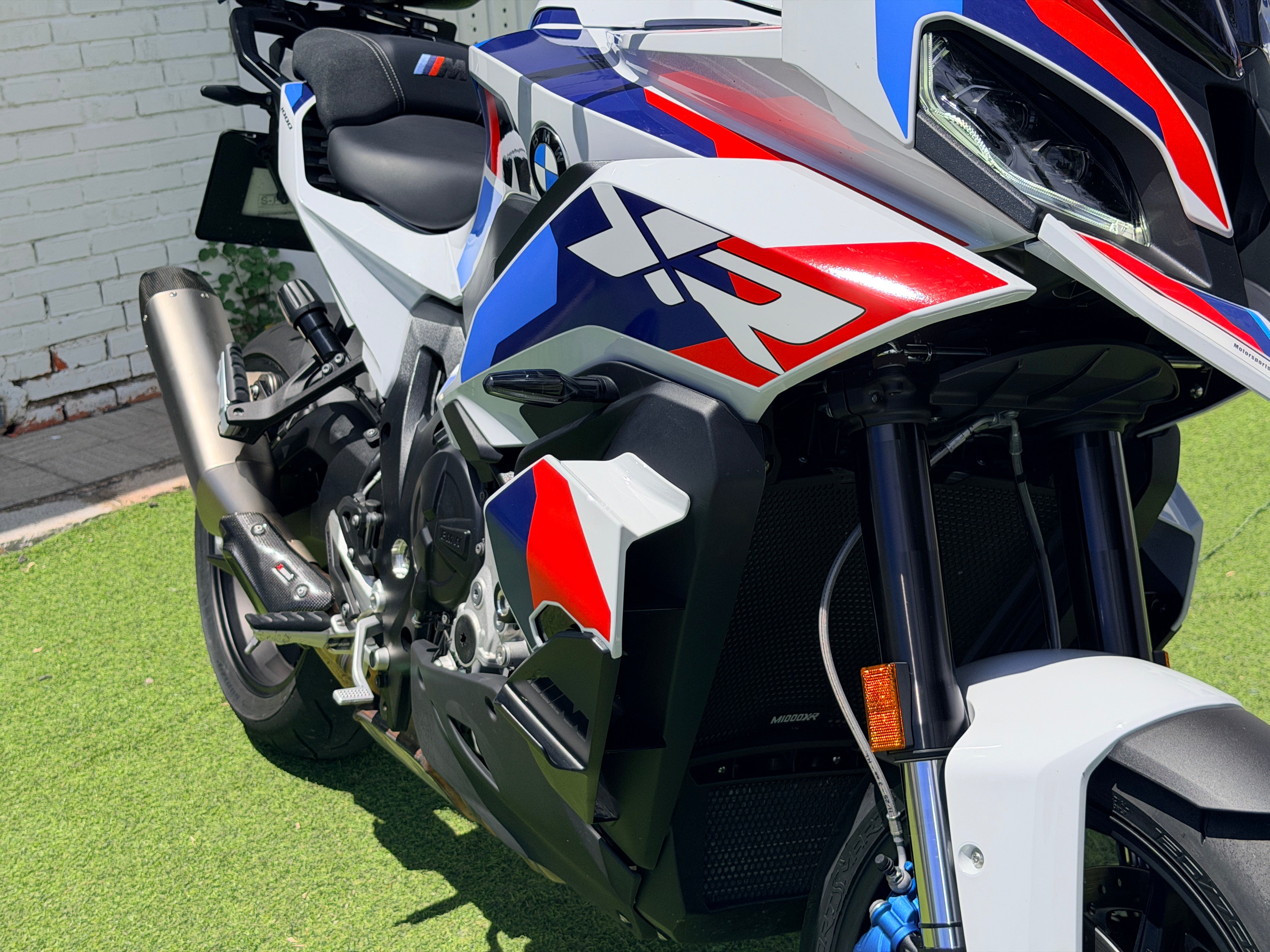 BMW M1000XR