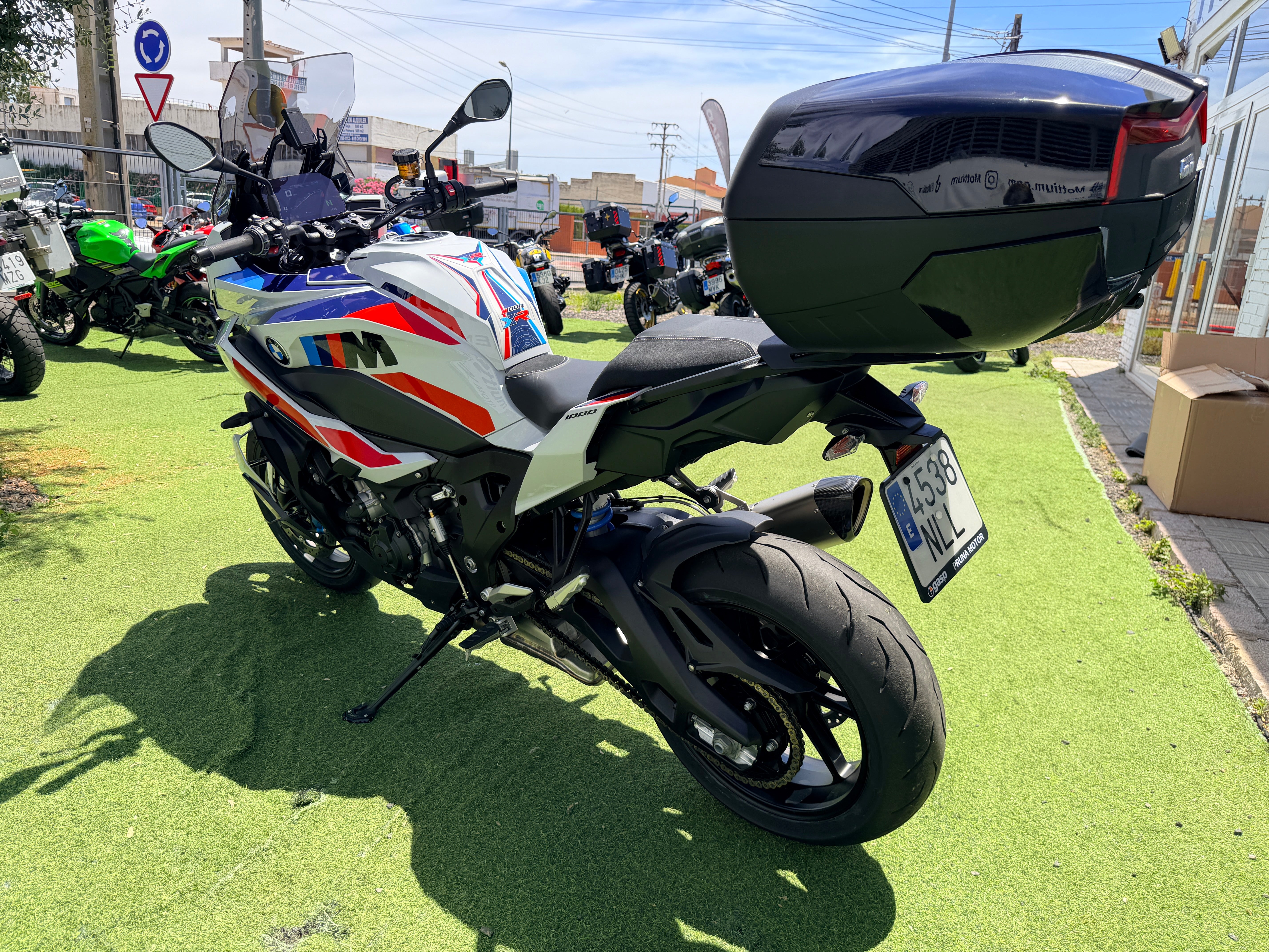 BMW M1000XR
