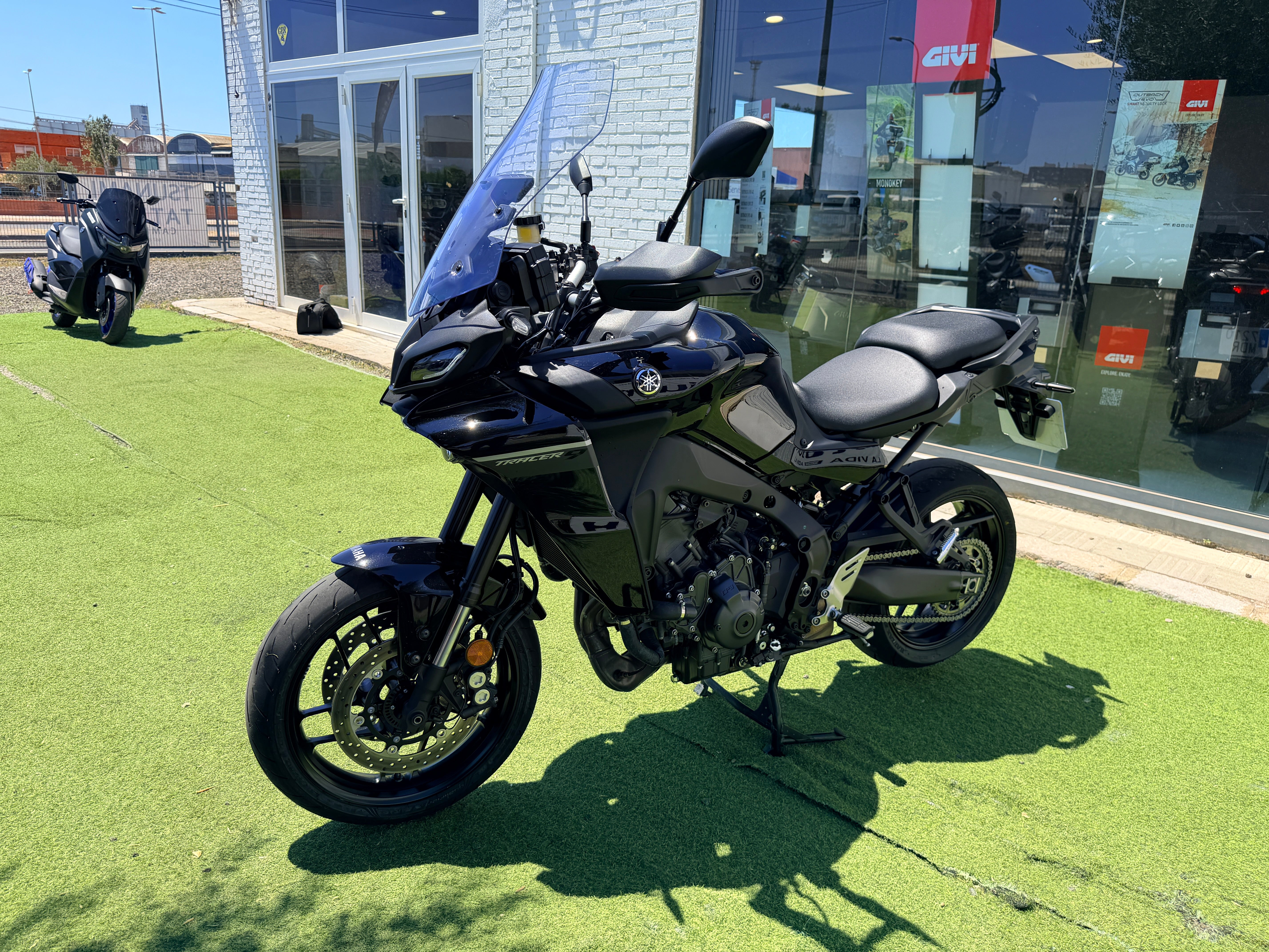 YAMAHA TRACER 9