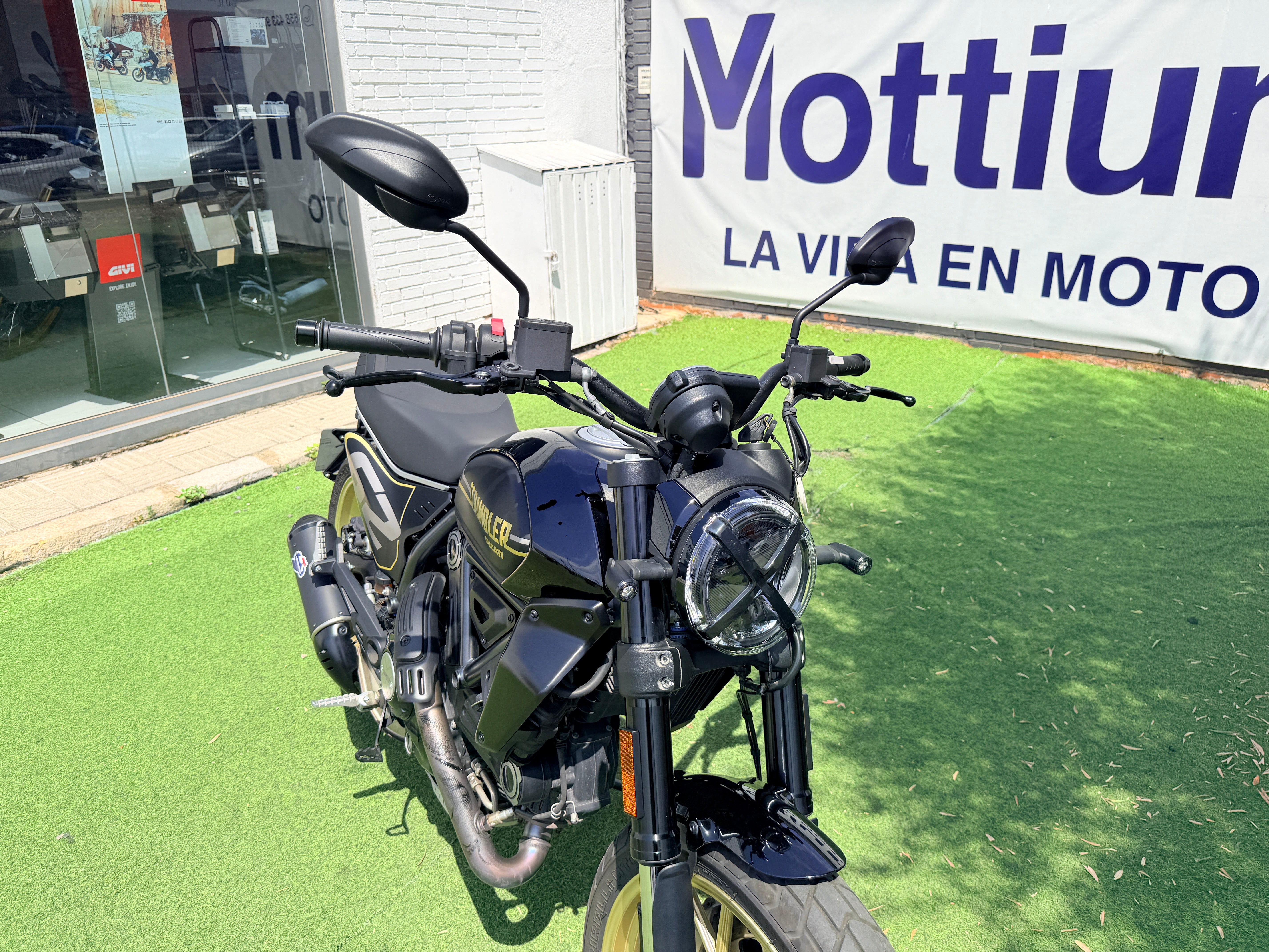 DUCATI SCRAMBLER FULL THROTTLE