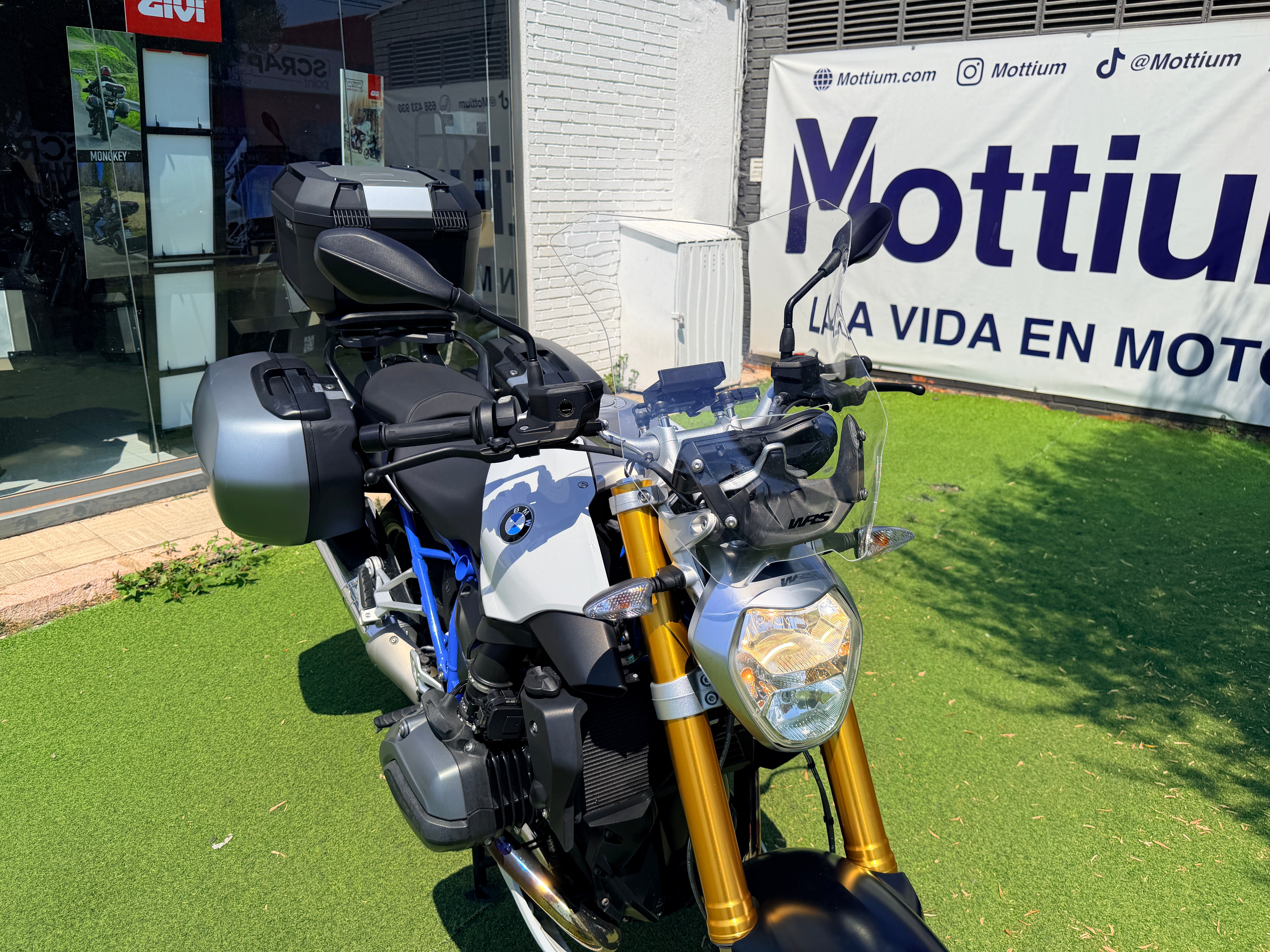 BMW R1200R
