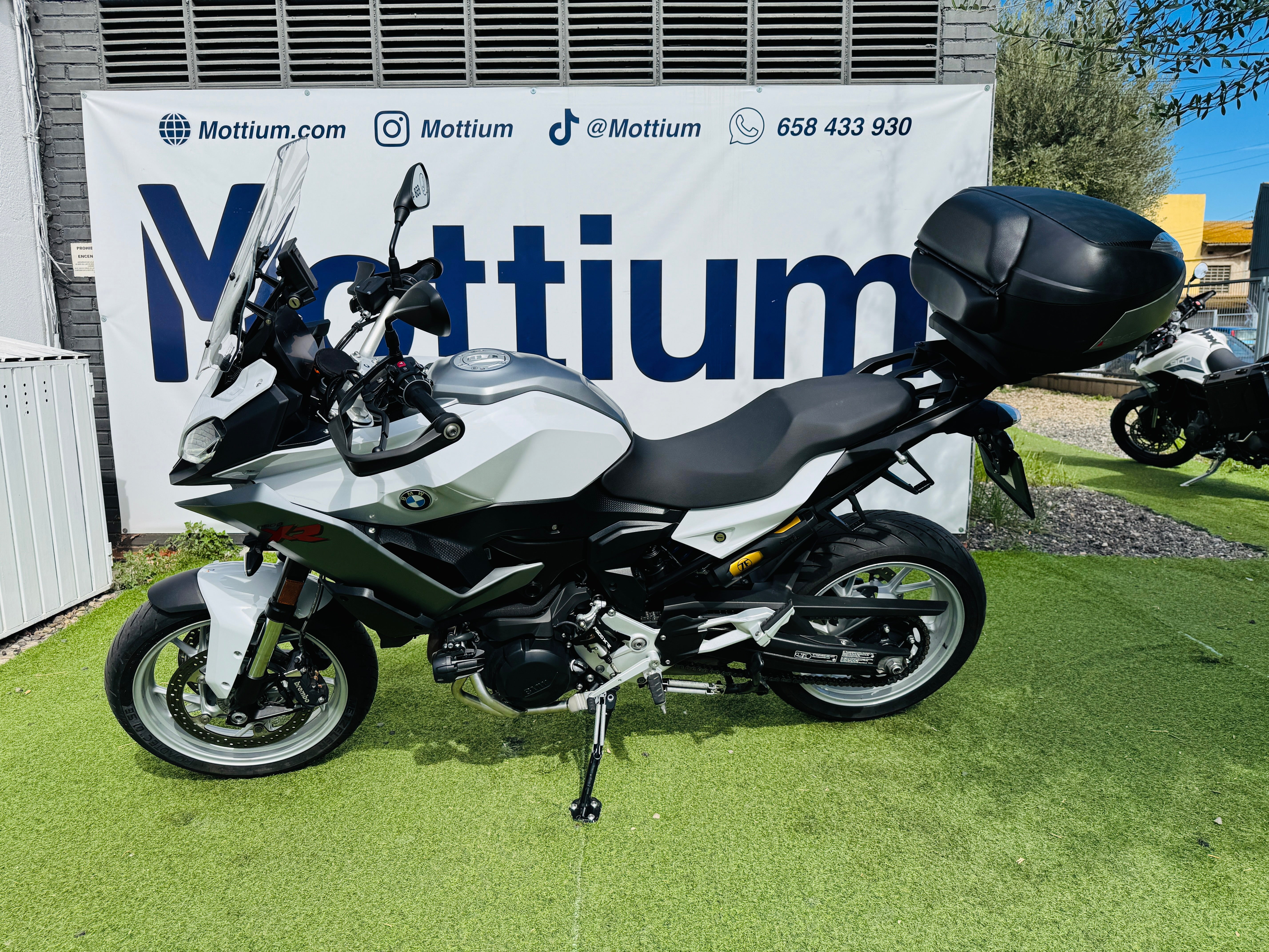 BMW F900XR