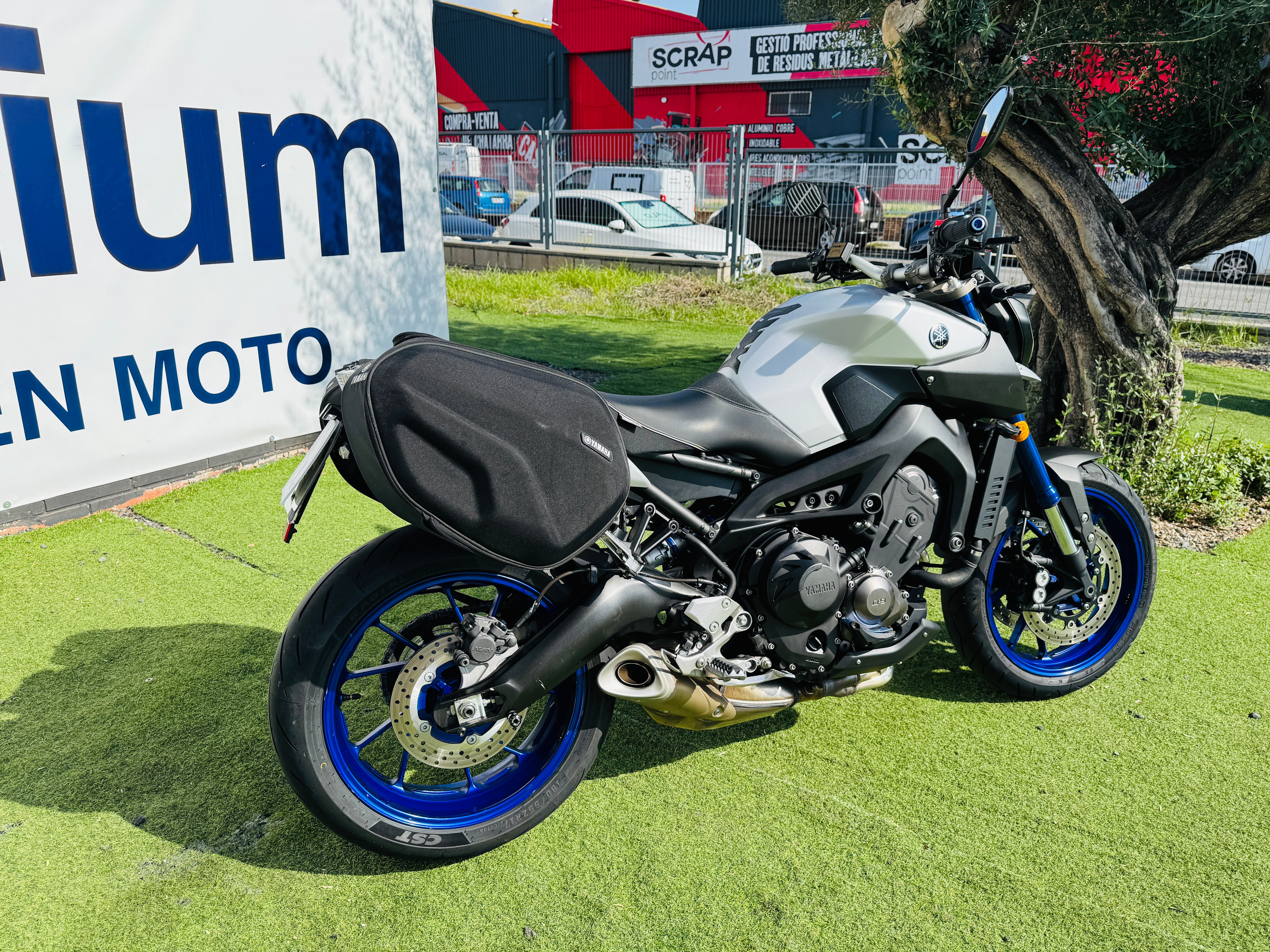 YAMAHA MT-09