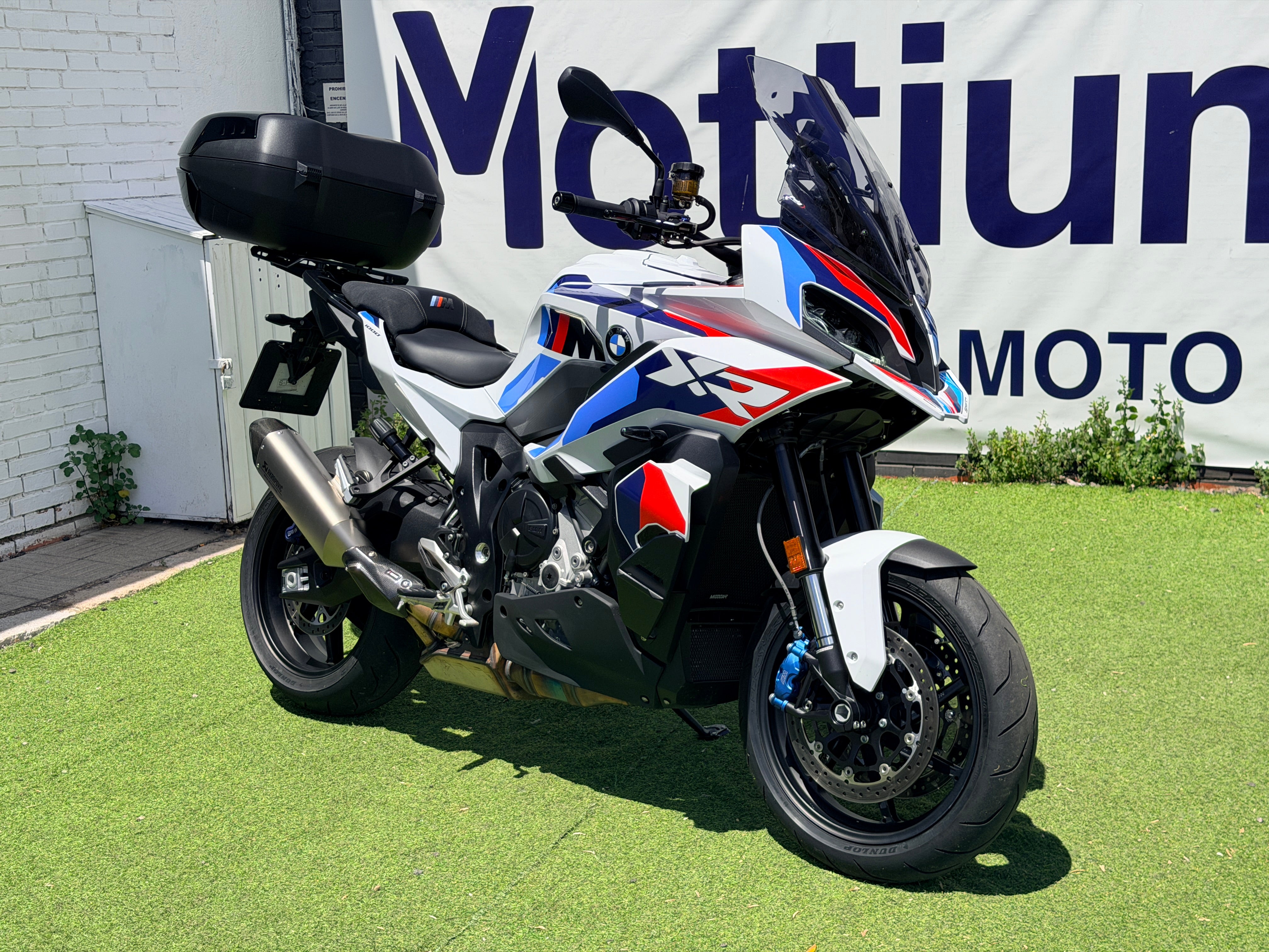 BMW M1000XR