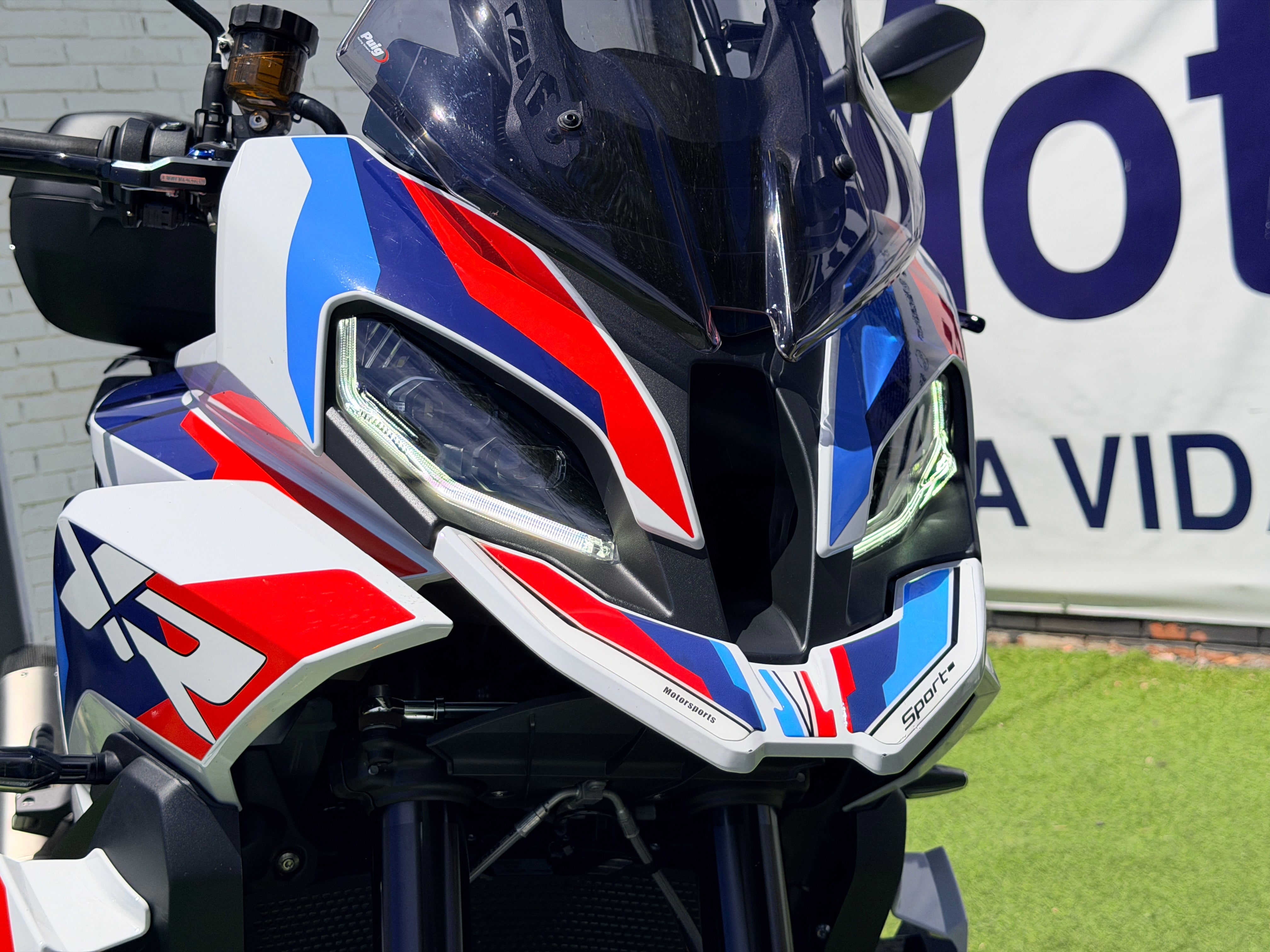 BMW M1000XR