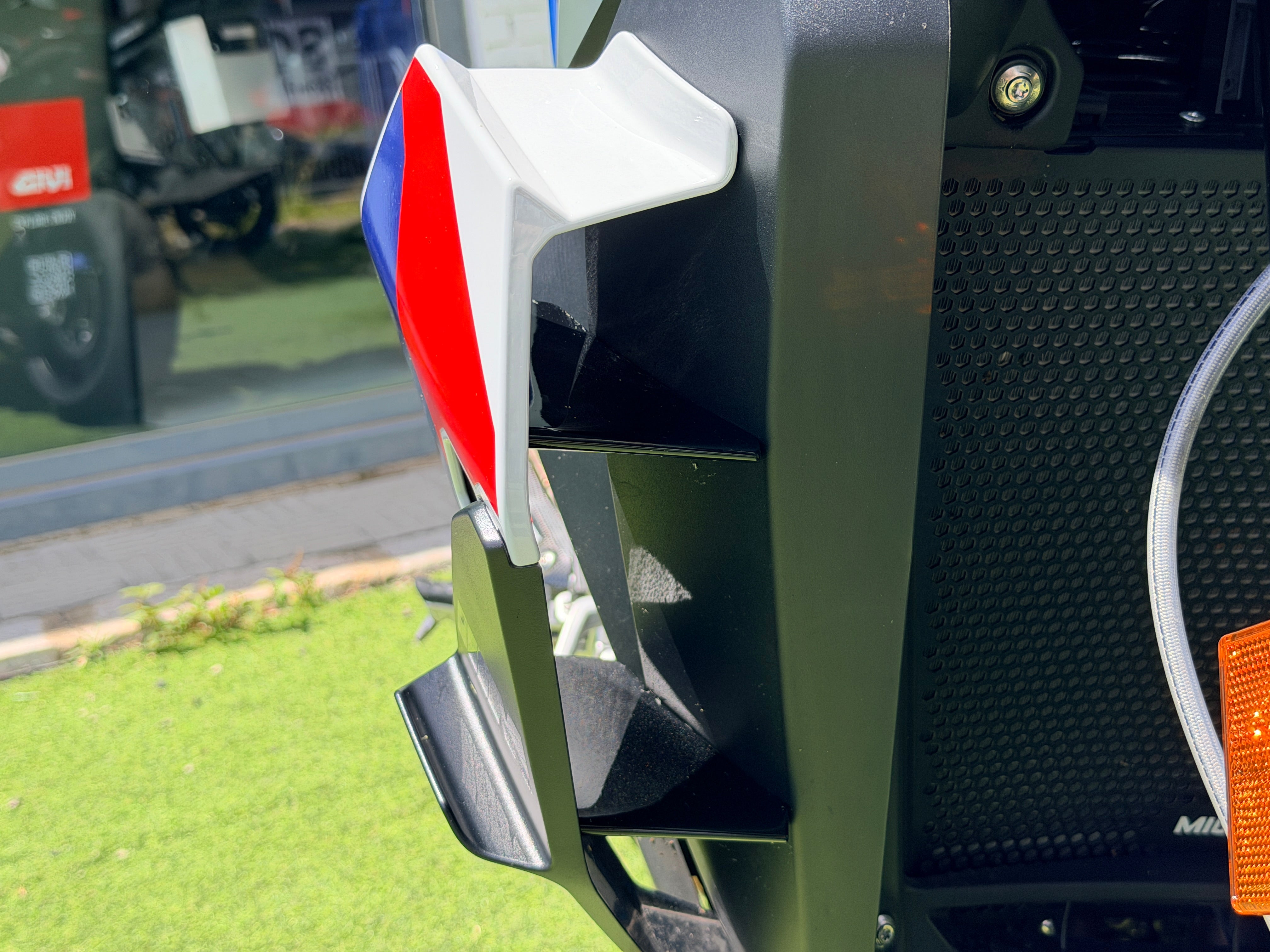 BMW M1000XR