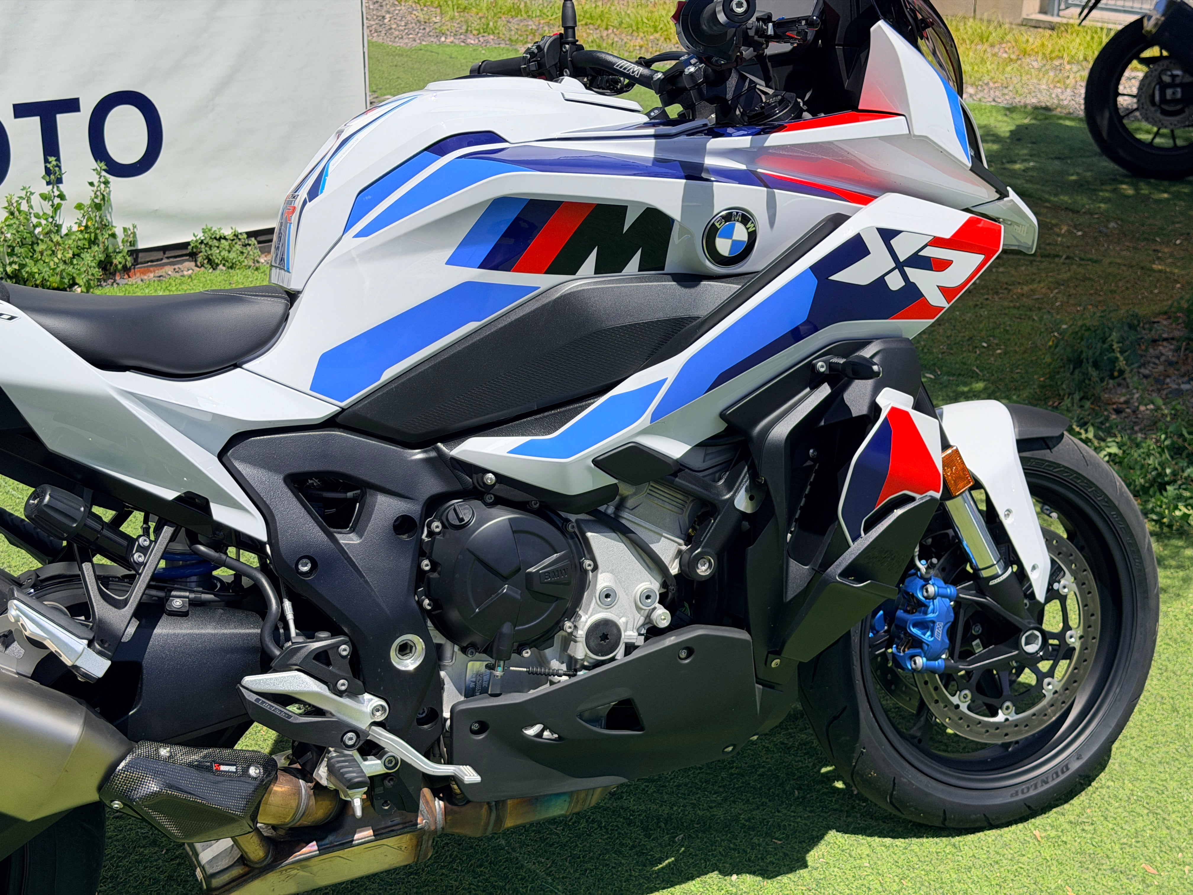BMW M1000XR