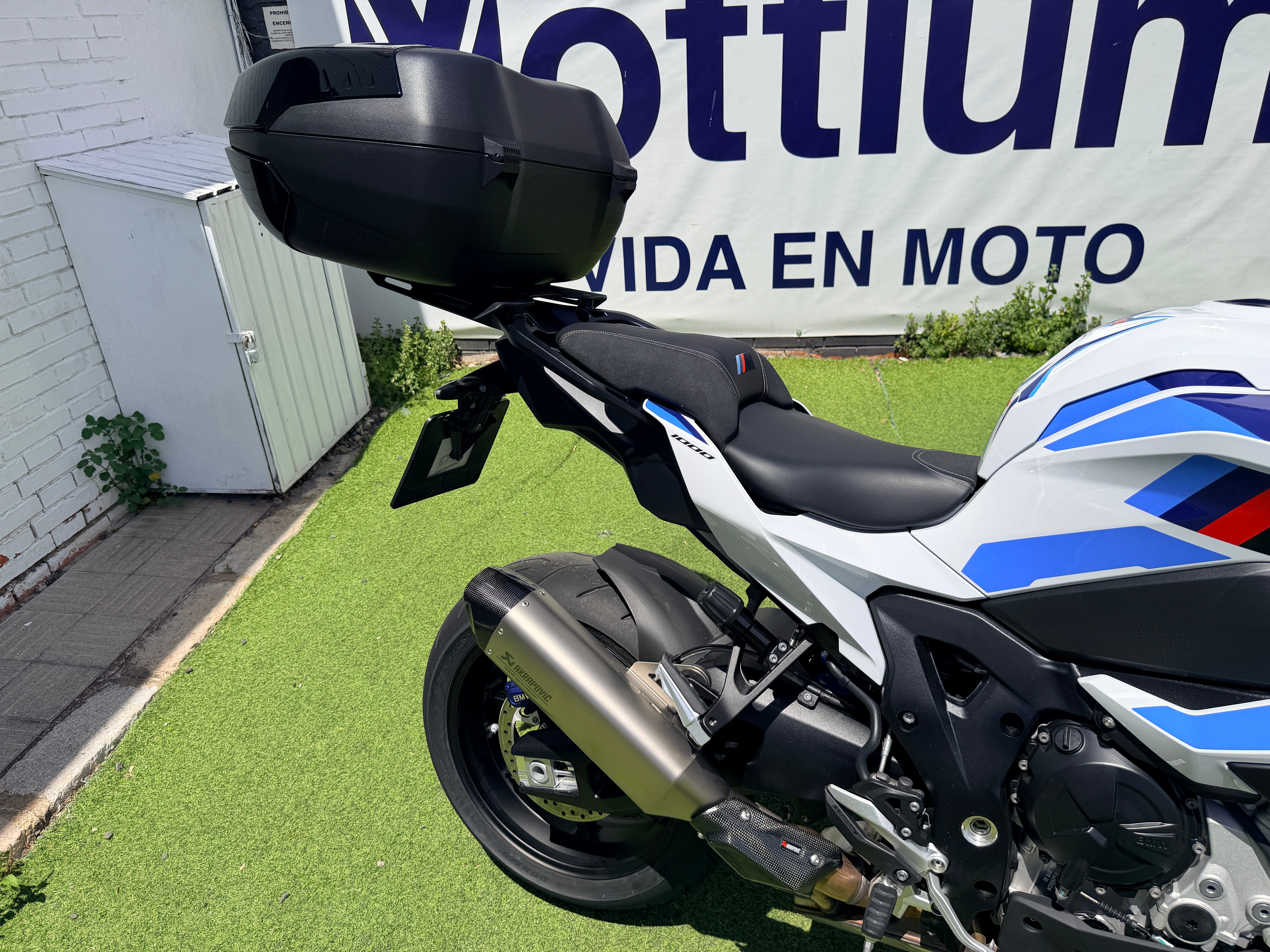 BMW M1000XR