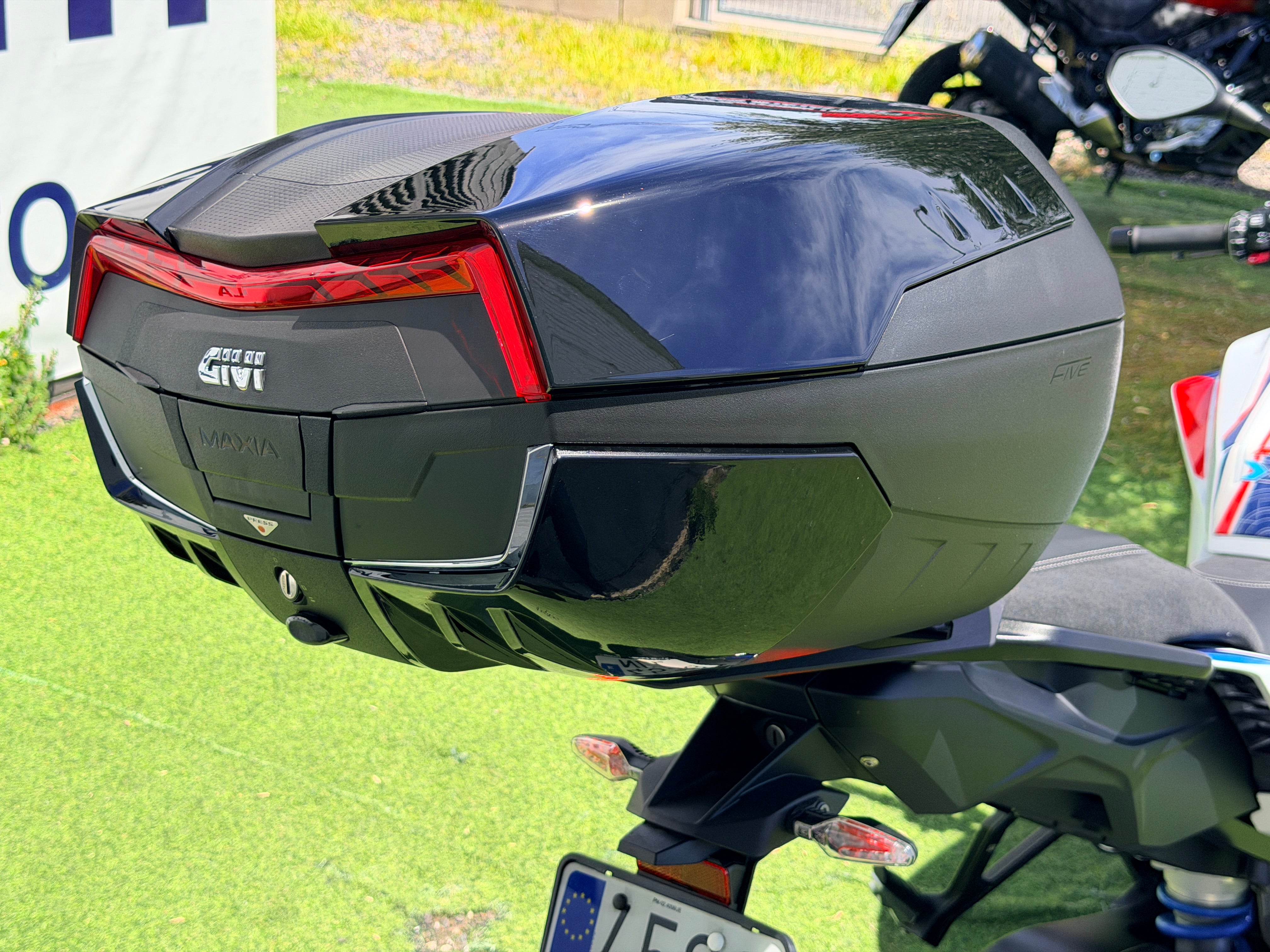 BMW M1000XR
