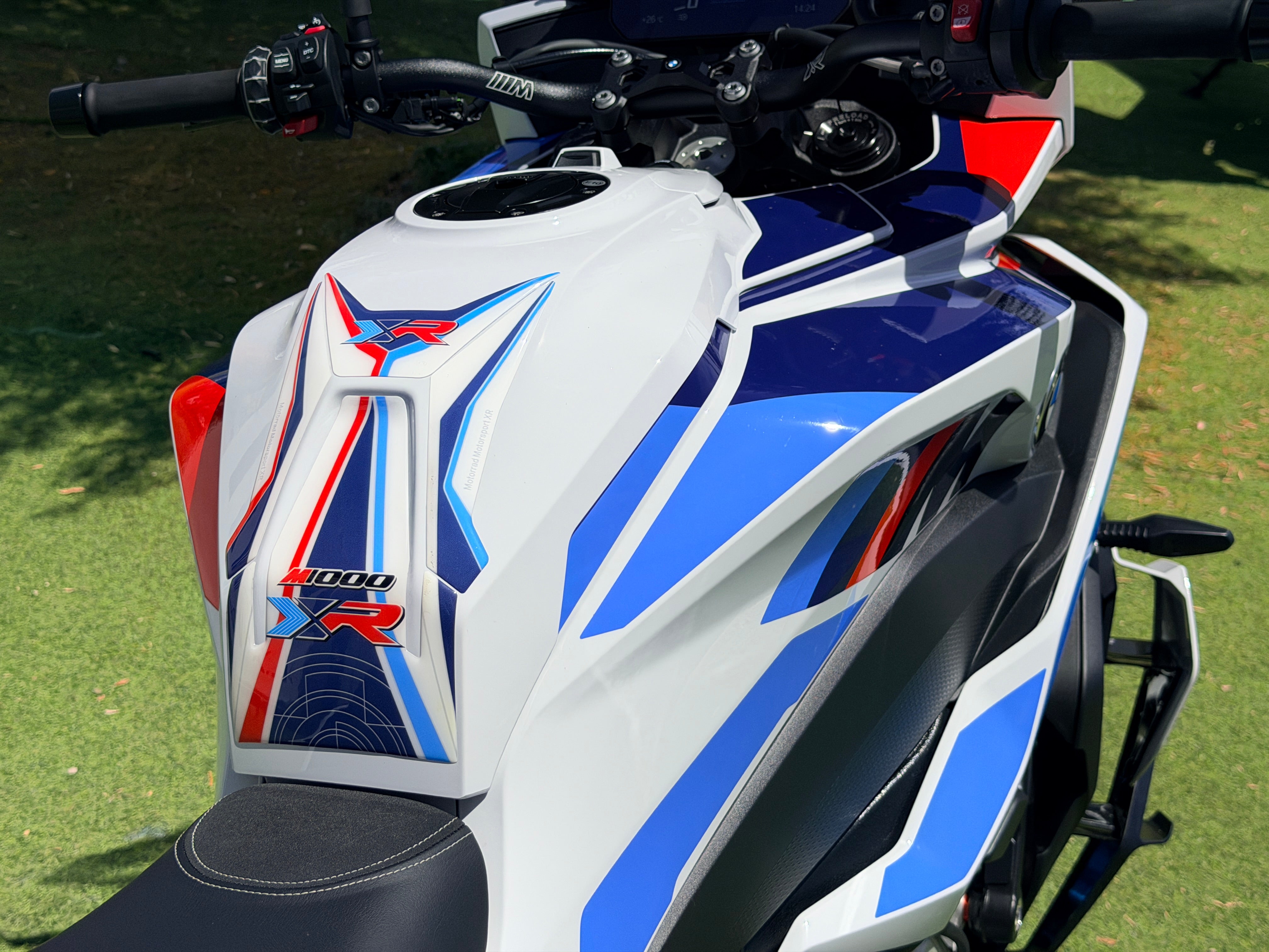 BMW M1000XR
